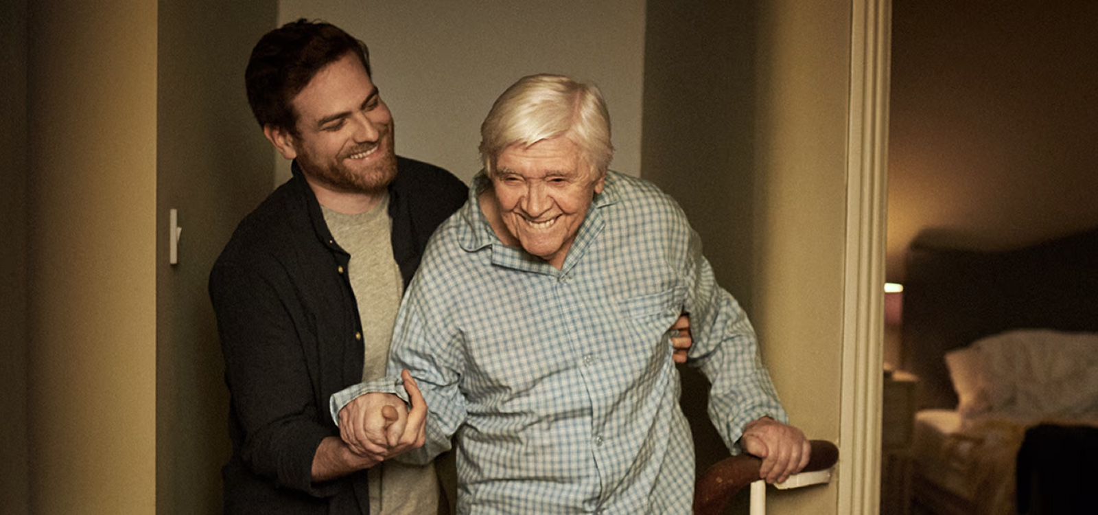 Cuidador ayudando a una mujer a irse a la cama Cuidador ayudando a una mujer a irse a la cama